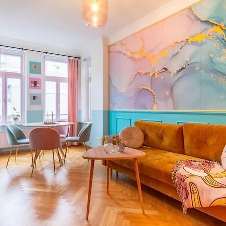 Colorful, Working Place, Netflix, Sight Seeing Appartement