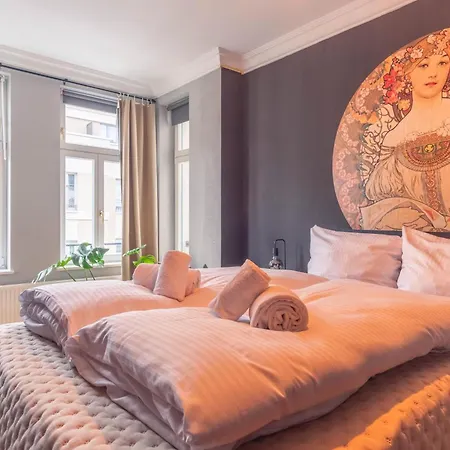 Apartment Colorful, Working Place, Netflix, Sight Seeing *